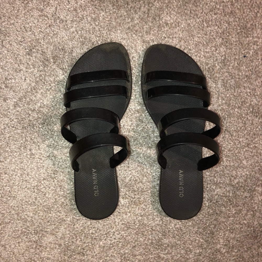 Black flip flops 🖤